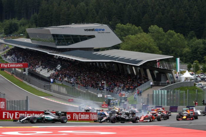 F1: Mercedes-ütközés után nyert Hamilton Ausztriában 2 | Vezess auszt_fut_26