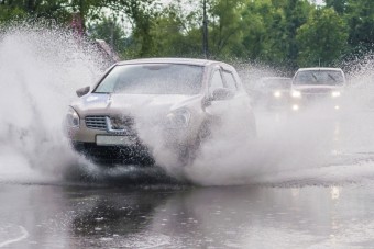 Autók süllyedtek el a budapesti esőben