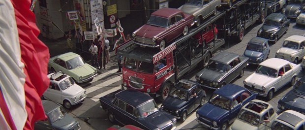 Szembenézés a rettenettel 13 Az olasz meló című 1969-es filmben egy sötétkék, piros belsejű 850-es araszol a káoszban