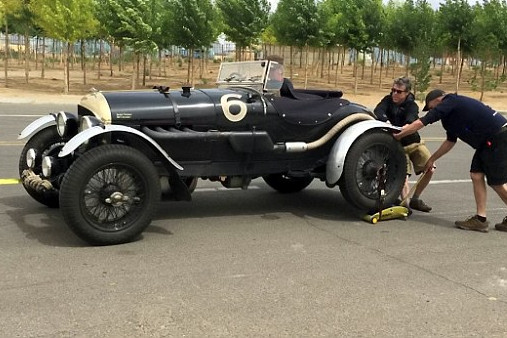 Íme, a világ legelhivatottabb autószerelője