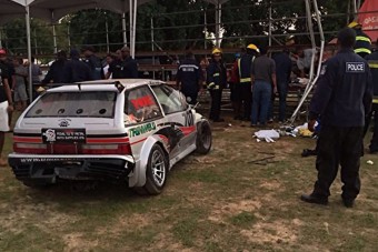 Így csapódik a nézők közé egy versenyautó - videó