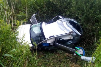 Ilyen hülyeségeket csinálnak a fiatalok vezetés közben