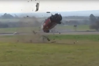 Halálpörgés a versenypályán: 11-szer pördült át az autó