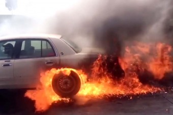 Veszett lángokkal ért véget a gumiégetés