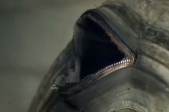 A felrobbanó gumi lassított látványa tanulságos és fura