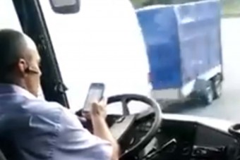 Vígan Facebookozott vezetés közben a román buszsofőr