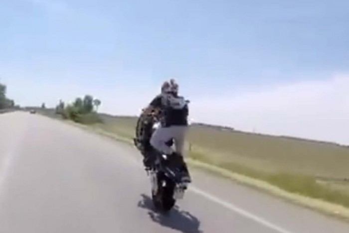 Megdöbbentő véget ért a motoros menőzés