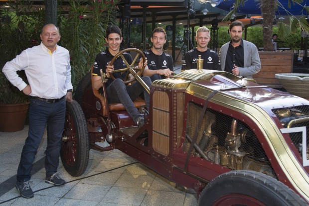 Gera Zoltánt az F1-ben is ismerik 2 Balra Frederic Vasseur csapatfőnök, a kormány mögött Esteban Ocon tartalékversenyző, majd Jolyon Palmer és Kevin Magnussen, a két pilóta valamint Wachtler Tamás, a Renault importőr-igazgatója