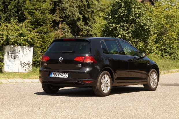 Milyen Golf? TGI? Biztos nem GTI? 4 1346 kiló a gázos Golf, szűk másfél mázsával nehezebb egy sima benzines 1.4-esnél