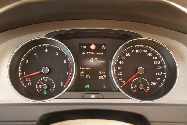 Milyen Golf? TGI? Biztos nem GTI? 2 Kettős üzemanyag-óra a CNG-s Golf műszerfalán. Kis odafigyeléssel vegyes üzemben simán hozható a 4,3-as érték, még klímázva is