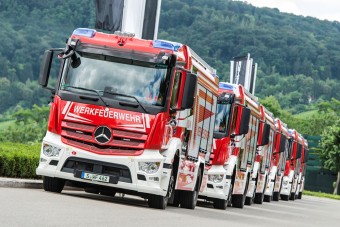 Áruterítőkből építettek tűzoltóautókat a Mercedesnél