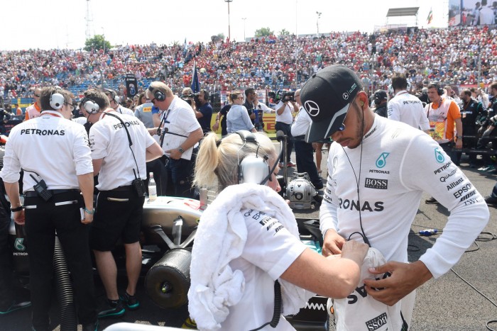 F1: Az Olasz Nagydíjon büntetik Hamiltont