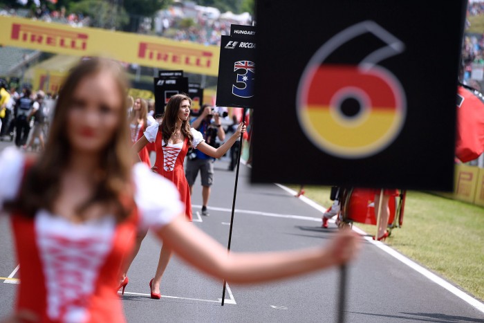 F1: Ricciardo ragaszkodik a grid girlökhöz