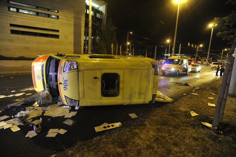 Videó a Budapesten karambolozó mentőről 2 | Vezess Videó a Budapesten karambolozó mentőről 2