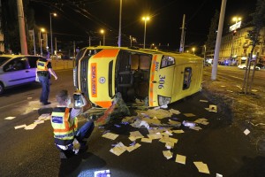 Videó a Budapesten karambolozó mentőről