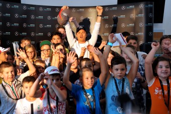 Magyar gyerekek faggatták Nico Rosberget