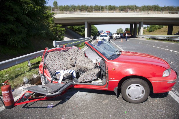 Fotókon az M7-esen történt halálos baleset 1 | Vezess Balatonkeresztúr, 2016. július 29. Összeroncsolódott személyautó az M7-es autópálya Nagykanizsa felé vezető oldalán, a balatonkeresztúri lehajtónál, ahol mikrobusszal karambolozott 2016. július 29-én. A balesetben ketten meghaltak, többen megsérültek. MTI Fotó: Varga György
