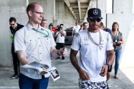 Hamilton gumit égetett a rajongóknak 32