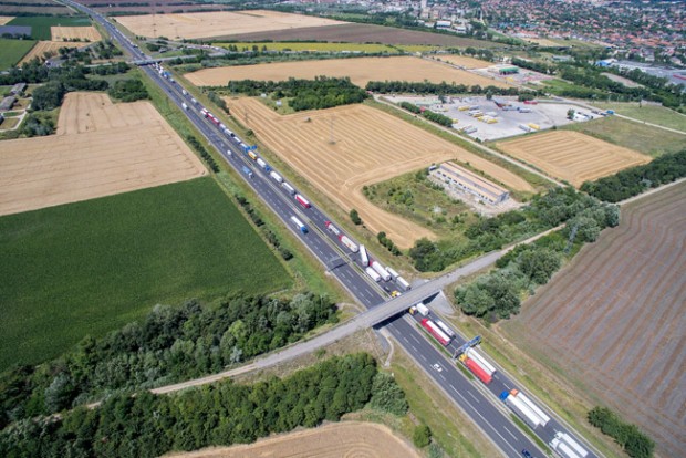 Brutális dugó, hatórás várakozás az M1-esen – fotók