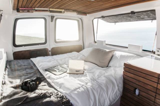 dad_and_son_transformed_an_old_van_into_a_moving_office_and_a_studio_640_08