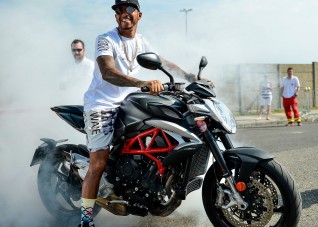 Hamilton gumit égetett a rajongóknak