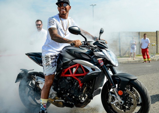 Hamilton gumit égetett a rajongóknak