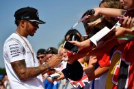 Hamilton gumit égetett a rajongóknak 44