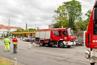Tűzoltóautó ütközött autóval Győrben