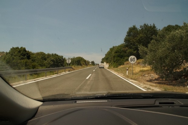 Mire figyeljünk, ha Horvátországba megyünk autóval? 6 A sebességkorlátozásokat nem nagyon oldja fel a kereszteződés Horvátországban, érdemes megvárni a feloldó táblát, mint az osztrákoknál