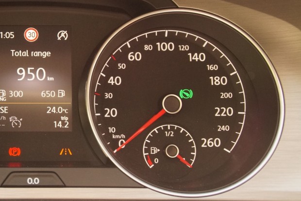 Fények a kormány mögött 8 A zöld lámpa nem oszt, nem szoroz: azt jelzi, hogy a fékre lépve lehet majd D-be húzni a Golf automata váltójának karját