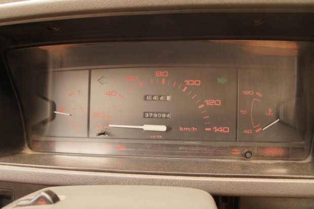 Fények a kormány mögött 11 Vén Mazda teherautóm műszeregysége. Ugye, milyen egyszerű? De hajoljunk csak közelebb!