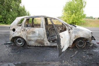 Lángoló ember rabolt autót az 5-ösön - fotók