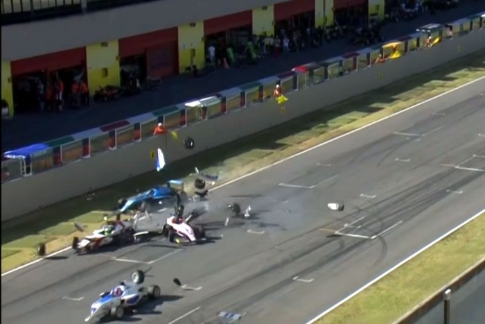 Ütős rajtbaleset: kettészakadt a versenyautó