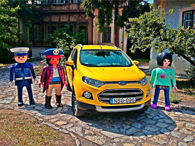 Játékkatonák figyelmeztetnek a veszélyre a Balatonnál