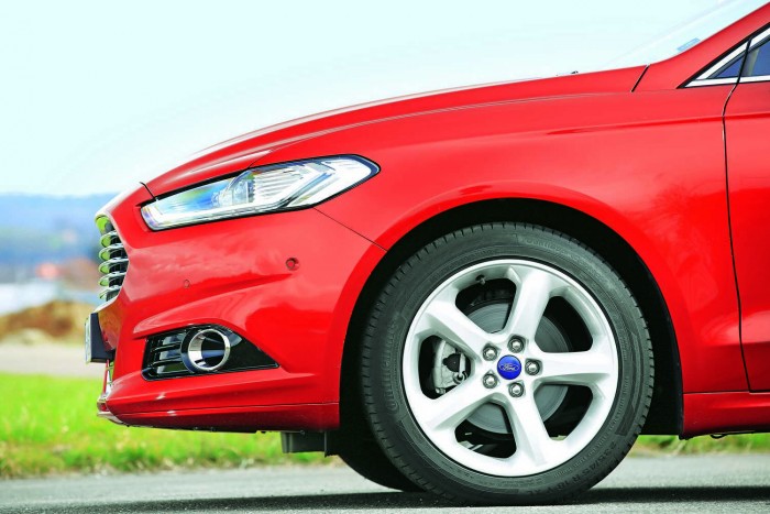 Elbír a Mondeóval és a Superbbel a Talisman? 5 A Renault szériában adja a 19 hüvelykes kerekeket, míg a Fordnál és a Skodánál csak lehetőség a 18-as felni és az adaptív felfüggesztés