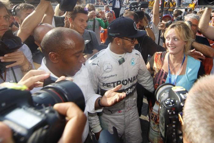 F1: Hamilton kénytelen fizetni a rokonok belépőjét