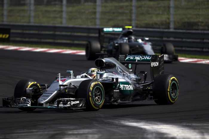 F1: A Mercedes egyszerre cserélhet két pilótát