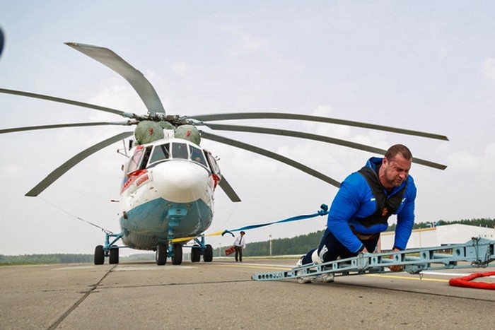 Teherautó helyett ember húzta a helikoptert
