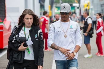F1: A Mercedesnél nem örültek Hamilton árulkodásának