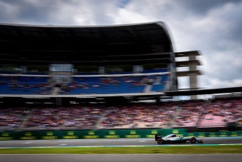 F1: Rosberg az élen, Hamiltonnak nem megy