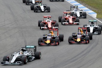Több lett az előzés és a kerékcsere az F1-ben
