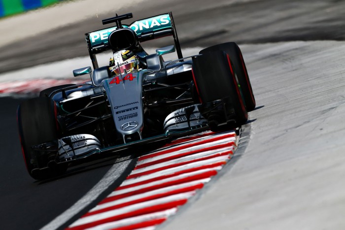 F1: Hamiltoné az első vér a Hungaroringen