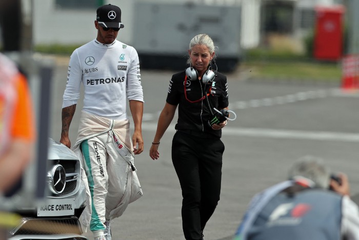 F1: Hamilton bocsánatot kért az autótörésért