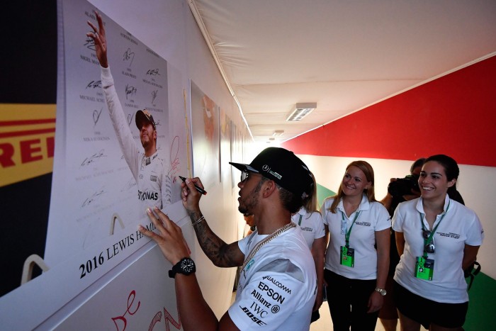 F1: Hamilton otthagyta a kézjegyét a Hungaroringen