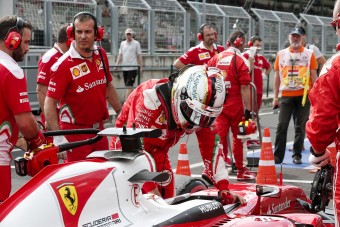 Vettel: Button elaludt a pályán!