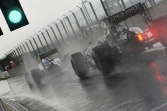 F1: Vettel megint nekiment a Pirellinek