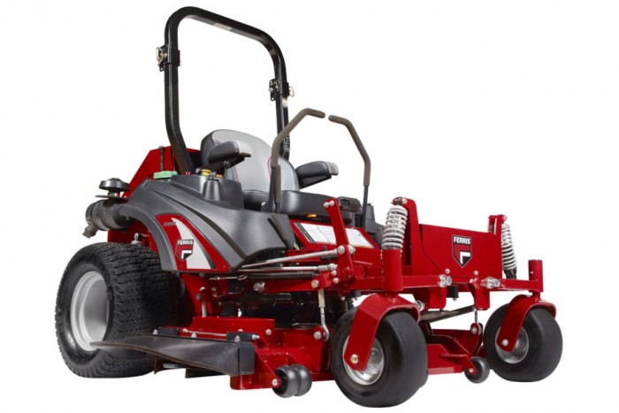 Meztelenül furikáztak a lopott fűnyíró traktorral