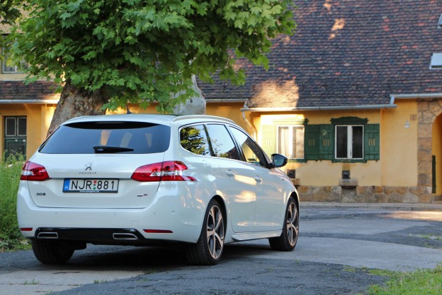 Sportkombi dízellel és automata váltóval? 4 8,6 alatt megy százra.