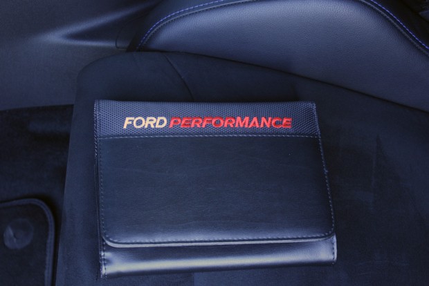 Ford Focus RS – Éleslövészet 4 Ígéretes a szép mappa, de szó sincs benne az RS-ről, csak az ST szerepel a kezelési útmutatóban