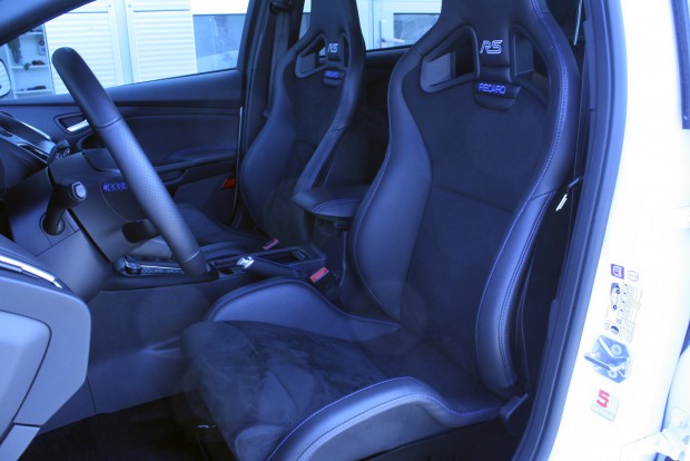 Ford Focus RS – Éleslövészet 1 Bombabitos a feláras ülések oldaltartása. Nem állítható az ülések magassága. Ez nem baj, de az alaphelyzet túl magas